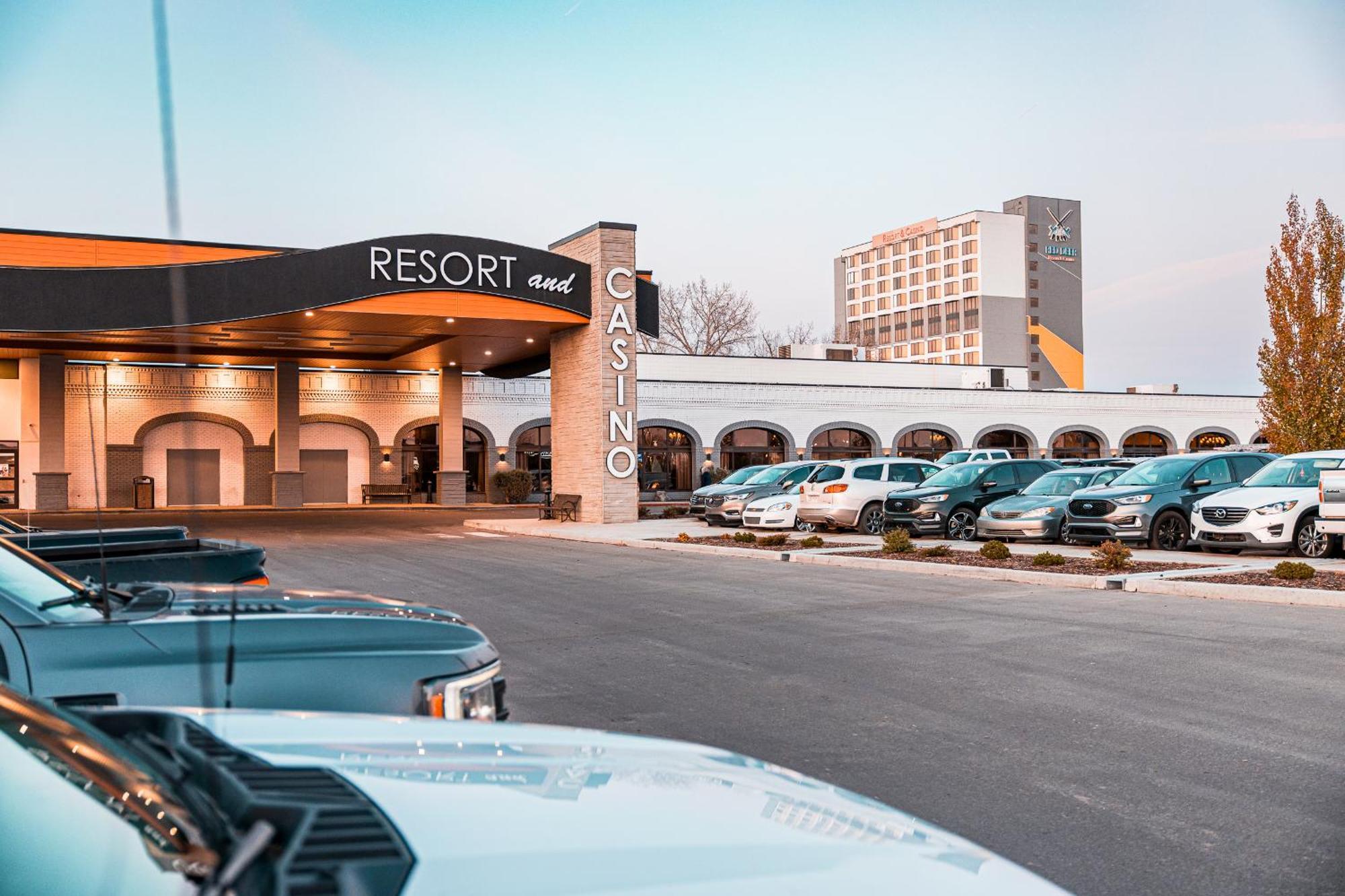 & Casino 3* Red Deer